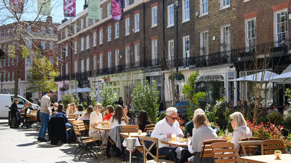 People dining outside restaurants in Belgravia